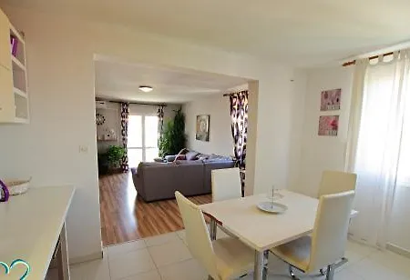 Apartman Luke Beach 4+1 Di 351 Apartment